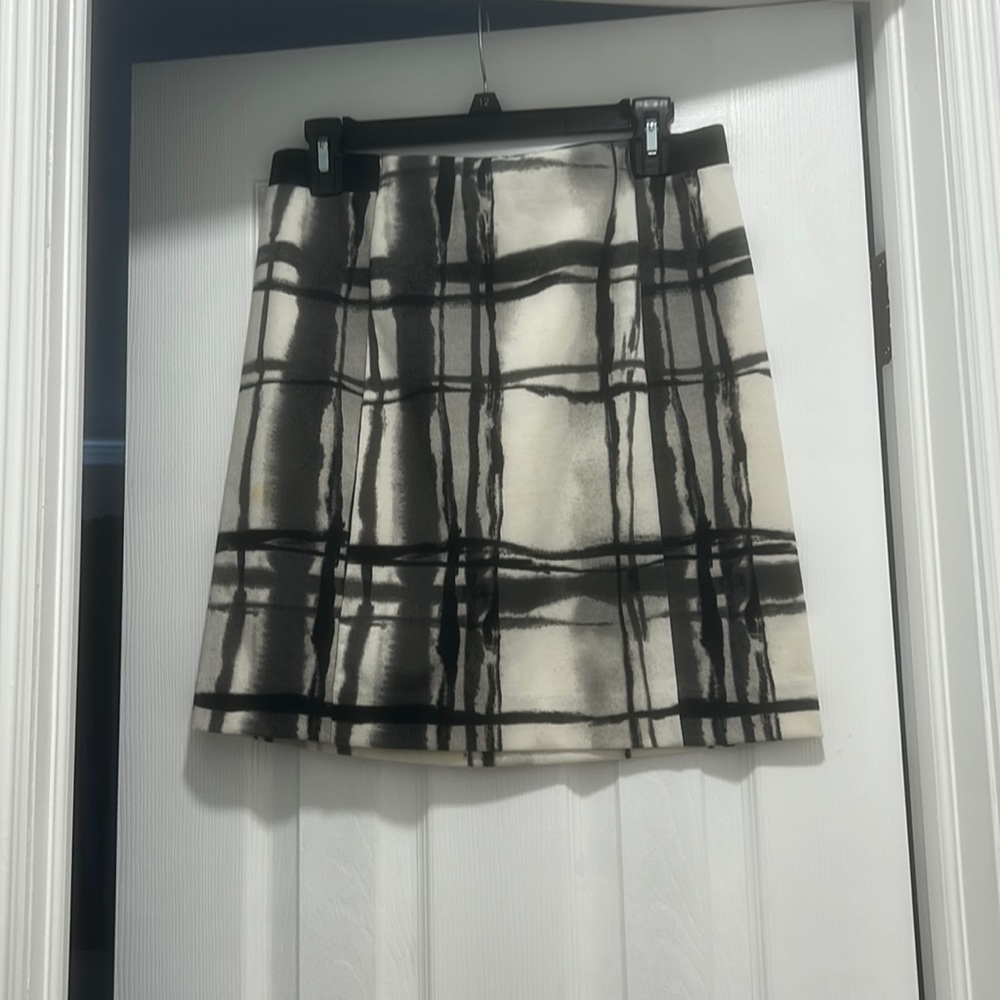 Simply Vera M patterned pencil skirt.